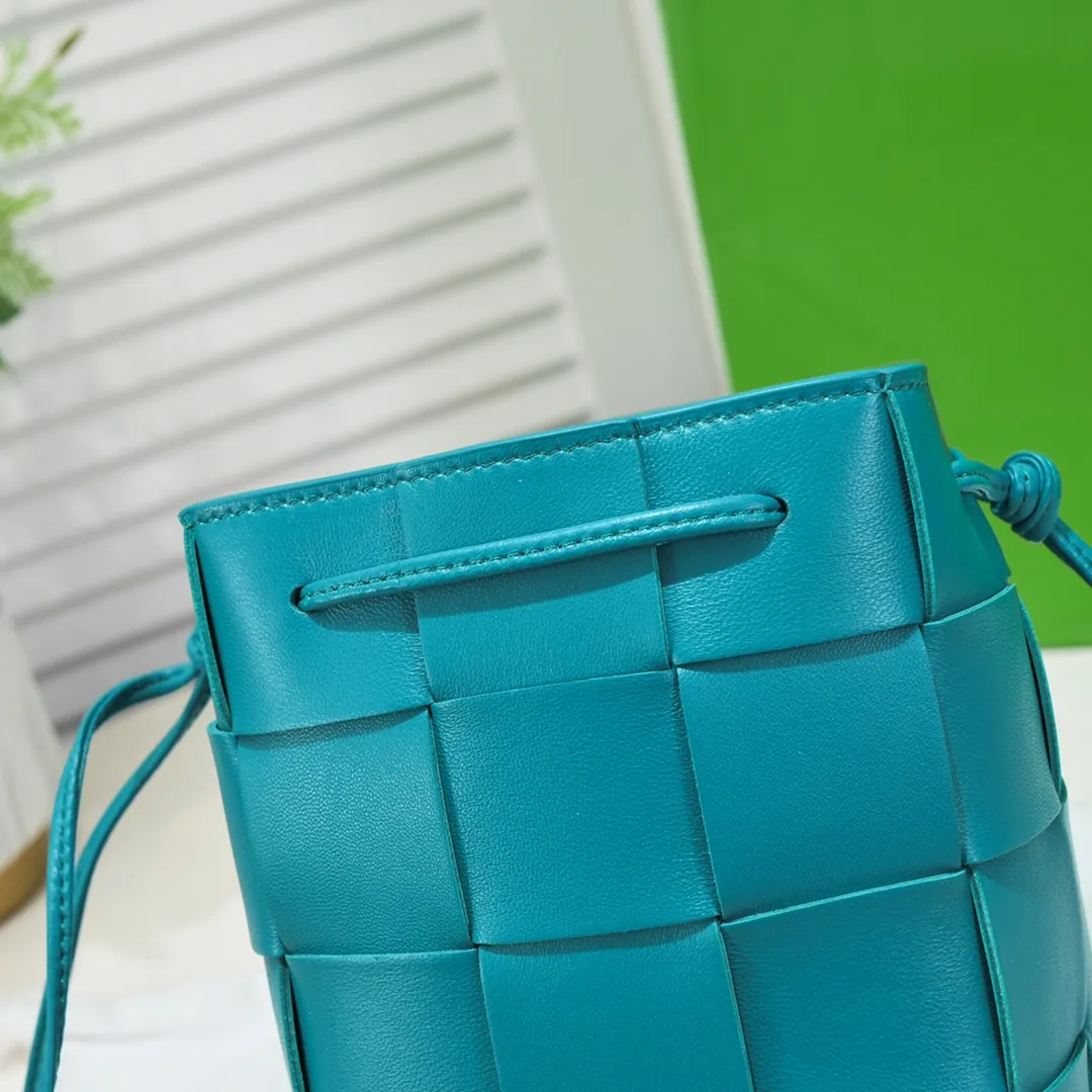 Large shiny blue 🔻Bottega veneta* new woven small bucket bag latest series # The square bag shape is matched with classic woven elements, drawstring design, minimalism, and has a very large capacity. Every color is beautiful, it is simple but has a cool style, both men and women can control it, and the upper body is fashionable and classy! Style number: 6612# Large size: 19cm